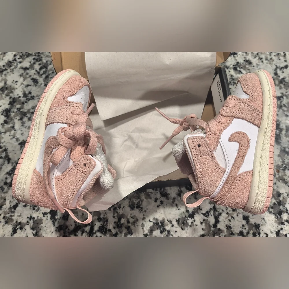 Nike Baby Sneakers in Pink and White Sz 4c - Picture 4 of 10